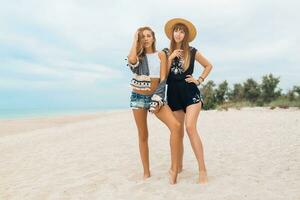 élégant magnifique femmes sur été vacances sur tropical plage photo