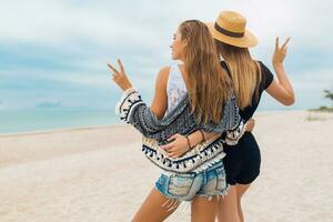 élégant magnifique femmes sur été vacances sur tropical plage photo