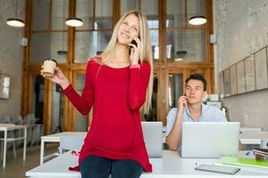 Jeune homme et femme travail sur portable dans ouvert espace cotravail Bureau chambre, occupé pigistes photo