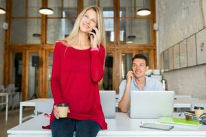 Jeune homme et femme travail sur portable dans ouvert espace cotravail Bureau chambre, occupé pigistes photo