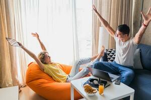 Jeune homme et femme dans l'amour séance à Accueil travail en ligne photo