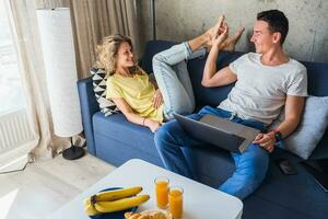 Jeune homme et femme dans l'amour séance à Accueil travail en ligne photo