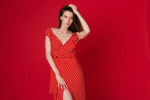 élégant femme dans été mode tendance robe sur rouge Contexte photo