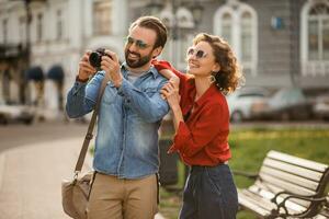 homme et femme sur romantique vacances en marchant ensemble photo