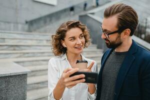 homme et femme affaires les partenaires travail ensemble photo