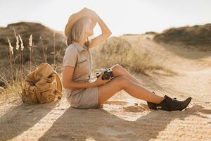 femme dans désert en marchant sur safari photo