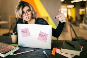 Jeune femme travail sur portable dans cotravail Bureau photo