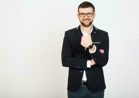 Jeune Beau élégant branché homme dans noir veste travail à Bureau tableau, affaires style photo