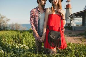 Jeune élégant couple dans l'amour dans campagne, indie branché bohémien style photo