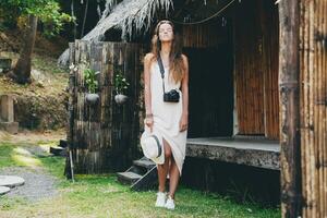 Jeune Naturel magnifique femme dans pâle robe, tropical vacances photo