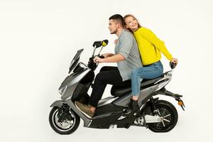 Jeune attrayant couple équitation un électrique moto scooter content ayant amusement ensemble photo