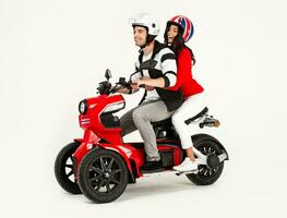 Jeune attrayant couple équitation un électrique moto scooter content ayant amusement ensemble photo