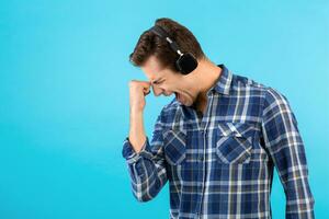 élégant Jeune homme écoute à la musique sur sans fil écouteurs photo