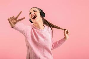 Jeune femme écoute à la musique dans écouteurs photo