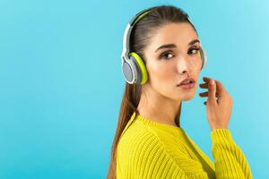 élégant Jeune femme en portant écoute à la musique dans écouteurs photo