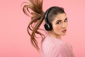 Jeune femme écoute à la musique dans écouteurs photo