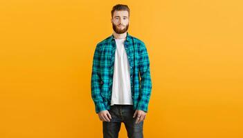 élégant Jeune homme dans à carreaux chemise photo