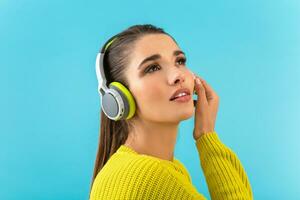 élégant Jeune femme en portant écoute à la musique dans écouteurs photo