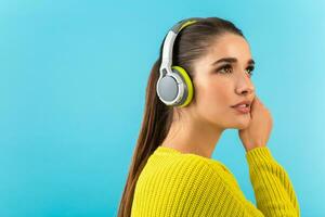 élégant Jeune femme en portant écoute à la musique dans écouteurs photo
