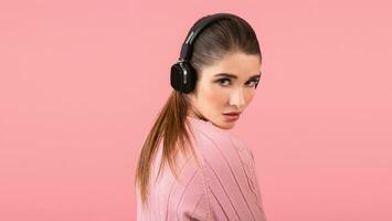 Jeune femme écoute à la musique dans écouteurs photo