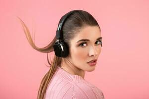 Jeune femme écoute à la musique dans écouteurs photo