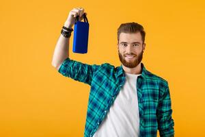 élégant Jeune homme en portant sans fil orateur photo