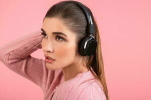 Jeune femme écoute à la musique dans écouteurs photo