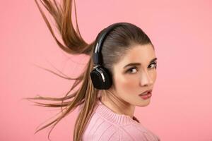 Jeune femme écoute à la musique dans écouteurs photo