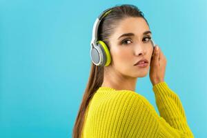 élégant Jeune femme en portant écoute à la musique dans écouteurs photo