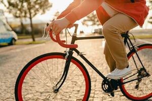 Beau barbu homme en voyageant avec vélo dans Matin photo