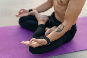 attrayant beau homme avec athlétique fort corps Faire Matin yoga Dzen méditation photo