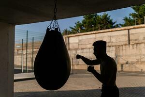 attrayant beau homme torse nu avec athlétique fort corps sur Matin aptitude faire des exercices exercice photo