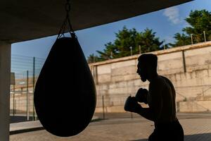 attrayant beau homme torse nu avec athlétique fort corps sur Matin aptitude faire des exercices exercice photo