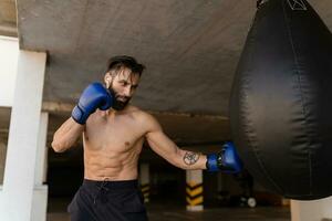 attrayant beau homme torse nu avec athlétique fort corps sur Matin aptitude faire des exercices exercice photo