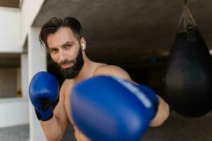 attrayant beau homme torse nu avec athlétique fort corps sur Matin aptitude faire des exercices exercice photo