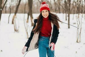 souriant femme ayant amusement dans hiver parc photo