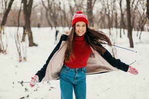 souriant femme ayant amusement dans hiver parc photo