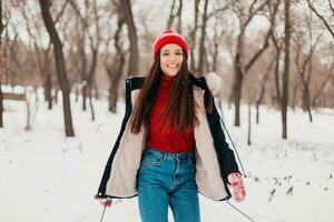 souriant femme ayant amusement dans hiver parc photo