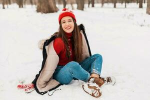 souriant femme ayant amusement dans hiver parc photo