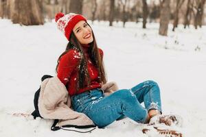 souriant femme ayant amusement dans hiver parc photo