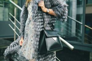 élégant femme dans hiver fourrure manteau en marchant dans rue photo