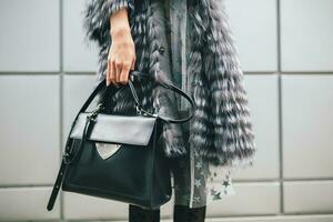 élégant femme dans hiver fourrure manteau en marchant dans rue photo