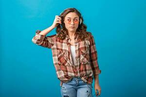 attrayant femme dans de bonne humeur sorti ambiance écoute à la musique dans écouteurs photo