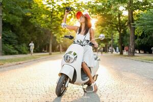 attrayant femme équitation sur moto dans rue photo