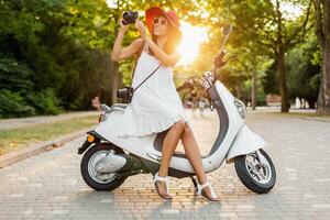 attrayant femme équitation sur moto dans rue photo