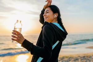 femme Faire des sports dans Matin photo