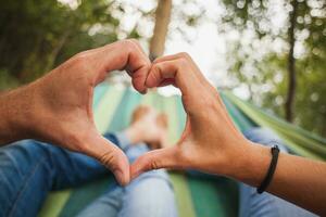 homme et femme dans l'amour mensonge dans hamac embrassement photo