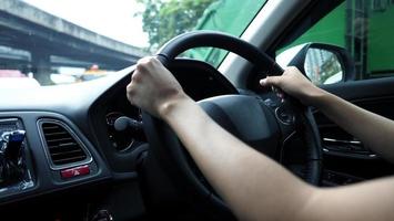 images en gros plan de mains de femme conduisant une voiture avec confiance. photo