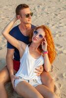 Jeune couple dans l'amour content sur été plage ensemble ayant amusement photo