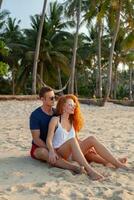 Jeune couple dans l'amour content sur été plage ensemble ayant amusement photo